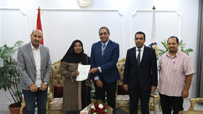 تسليم عقود تقنين جديدة لواضعي اليد في قنا      