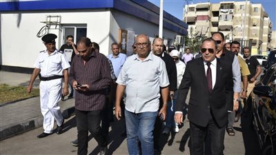 محافظ بورسعيد يتفقد الميناء البري ومحطات الوقود لمتابعة تطبيق الأسعار الجديدة بعد زيادة الوقود