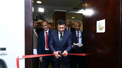 وزير الرياضة ومحافظ القاهرة يشهدان حفل تسليم شهادة 