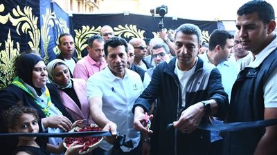 وزير الشباب والرياضة ومحافظ السويس يفتتحان صالة فنون قتالية وملعب خماسي