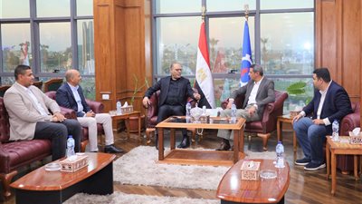 وزير العمل يهنئ محافظ السويس بالعيد القومي للمحافظة