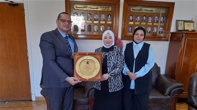 حقوق عين شمس تكرم اسم عميدها الأسبق الدكتور عمر حلمي وتهدي أسرته درع اليوبيل الماسي