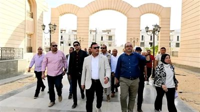 وزير الإسكان يتفقد سير العمل في الحى السكني الخامس 