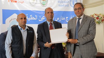 محافظ قنا يشهد احتفالية تخريج مدارس المزارعين الحقلية 