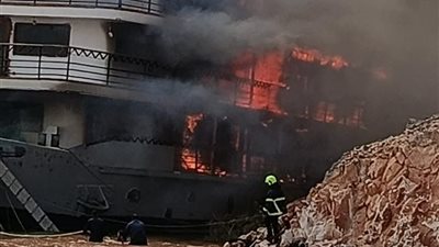 محافظ أسوان يتابع جهود رجال الحماية المدنية للسيطرة على حريق محدود اندلع بأحد البواخر السياحية | صور 