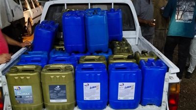 دمياط تضرب بيد من حديد.. ضبط 718 لتراً من زيوت محركات السيارات المقلدة ومجهولة المصدر