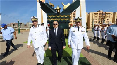 عبد المعطى يضع أكاليل الزهور على النصب التذكاري لشهداء معركة البرلس البحرية