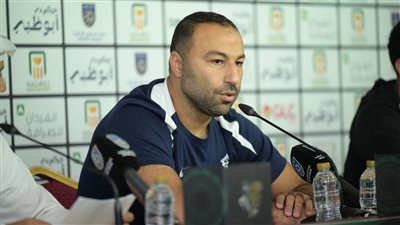 أحمد عبدالرؤوف يلقي محاضرة فنية على لاعبي الزمالك قبل مواجهة كايرز تشيفز 
