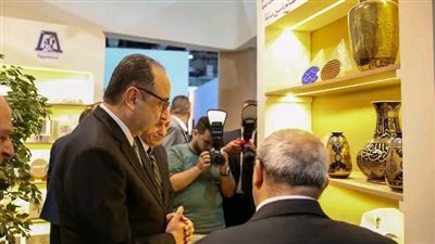 وزير قطاع الأعمال العام يتفقد جناحي الوزارة في معرض الصناعة والنقل الذكي للشرق الأوسط وأفريقيا