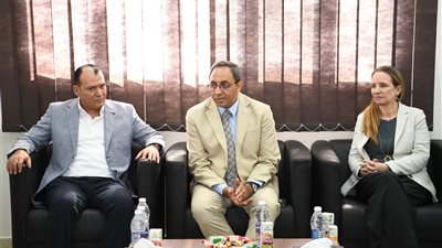 محافظ قنا يستقبل وفد من البنك الدولي لمتابعة مشروعات البنية التحتية والتنمية الصناعية بقفط
