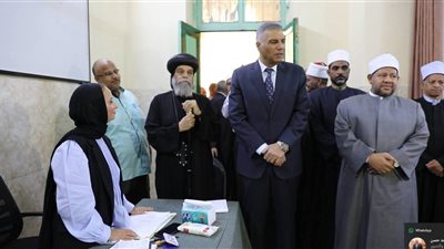 محافظ أسوان والرموز الدينية فى مظاهرة حب لحث الناخبين على المشاركة الإيجابية في انتخابات مجلس النواب 