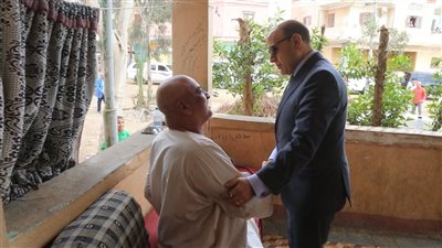  محافظ كفرالشيخ يستجيب لمواطن ويزور والده المريض في منزله بدسوق