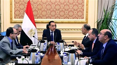 رئيس الوزراء يتابع مع رئيس المركز الوطني لتخطيط استخدامات أراضي الدولة عدداً من ملفات العمل