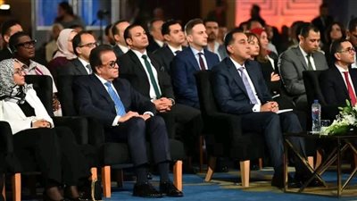 رئيس الوزراء ونائبه لشئون التنمية البشرية يشهدان جلسة حوارية رفيعة المستوى في مؤتمر PHDC'25