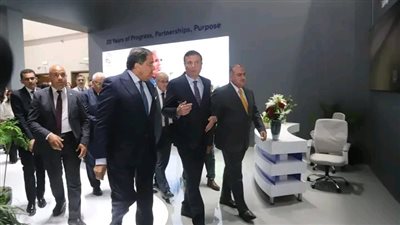 وزير الزراعة يتفقد جناح 