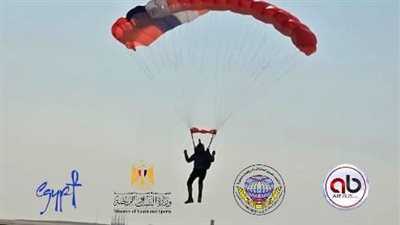 انطلاق المهرجان الدولي للباراموتور والقفز بالمظلات من منطقة أهرامات الجيزة