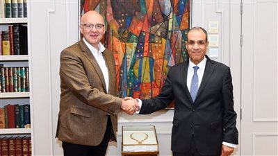 وزير الخارجية المصري يبحث تعزيز الشراكة مع برلين خلال لقائه عضو البرلمان الألماني 