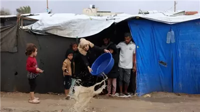 البرد القارس ونقص المياه.. معاناه جديدة النازحيين غزة 