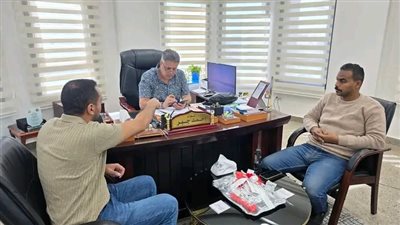 رئيس حي جنوب الغردقة يعقد اللقاء الأسبوعي بالمواطنين لبحث شكواهم وحل مشاكلهم