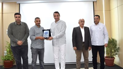 محافظ السويس يكرم مفتش الرقابة التموينية لتنفيذه الحملات لضبط الأسواق