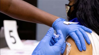بسبب لقاحات كوفيد 19.. الغذاء والدواء الأمريكية تكشف عن وفاة 10 أطفال 