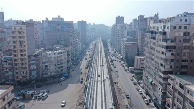 النقل: تقدم أعمال المرحلة الأولى من مترو الإسكندرية مع تركيب الكمرات للكباري