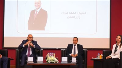 وزير العمل يفتتح ندوة توعوية حول قانون العمل الجديد بالشركة المصرية القابضة للغازات الطبيعية 