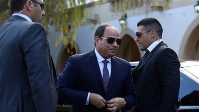 السيسي يتفقد أجنحة مصر والإمارات والأردن في معرض 