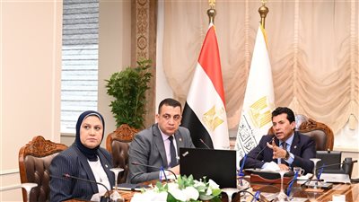 وزير الشباب والرياضة يجتمع باللجنة العليا لتغذية الرياضيين