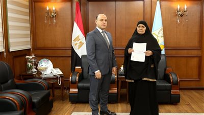  محافظ كفرالشيخ يُسلّم 7 عقود تقنين أراضي أملاك دولة للمستفيدين من المواطنين